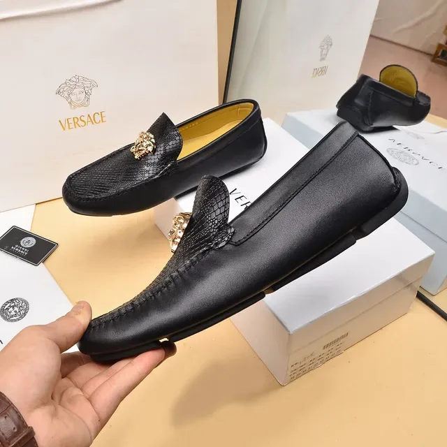Versace Loafer en cuir noir et or avec embossage de serpent et hardware tête de Médusa 7