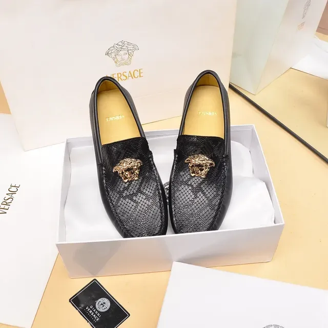 Versace Loafer en cuir noir et or avec embossage de serpent et hardware tête de Médusa 9