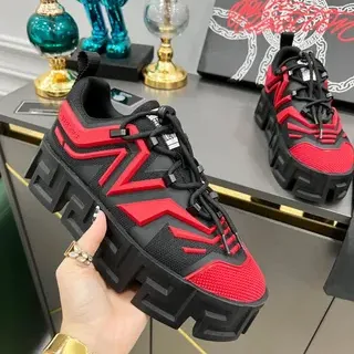 Versace Chain Reaction काला और लाल मोटे सोल वाले स्नीकर