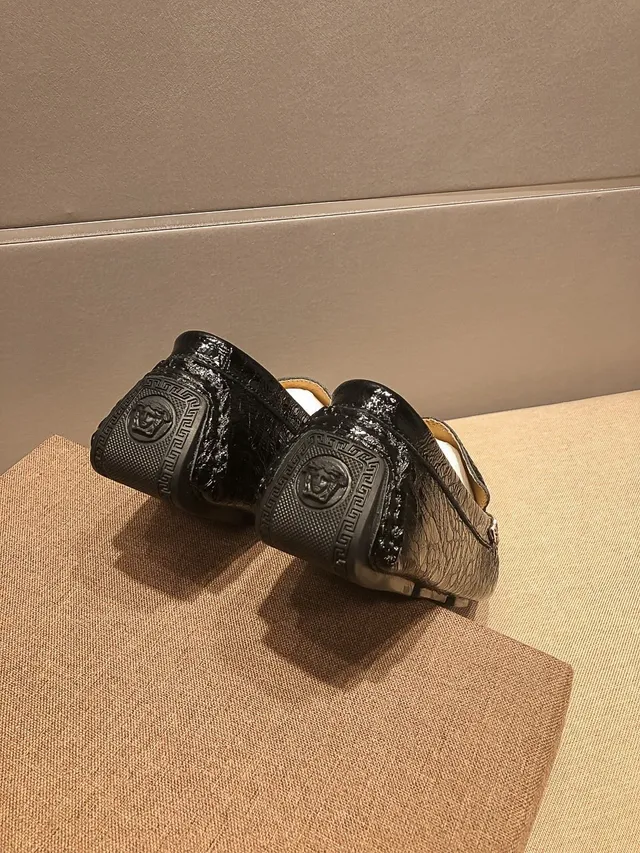 Versace Chain Reaction Mocassins pretos com textura de cocodrilo e Medusa dourada 2
