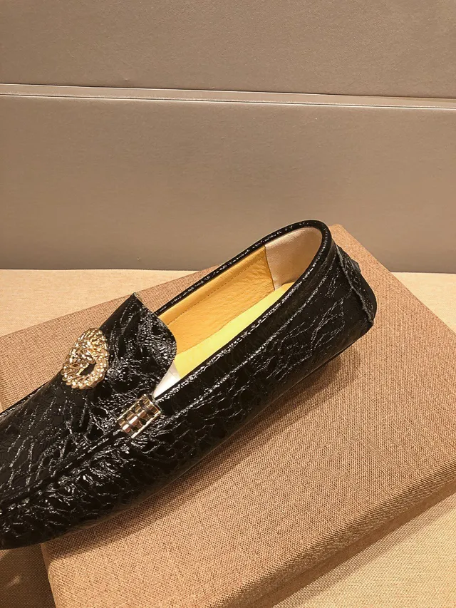 Versace Chain Reaction Mocassins pretos com textura de cocodrilo e Medusa dourada 3