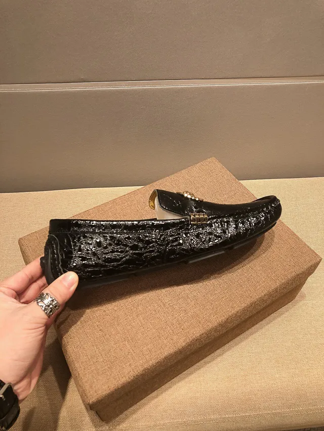 Versace Chain Reaction Mocassins pretos com textura de cocodrilo e Medusa dourada 4