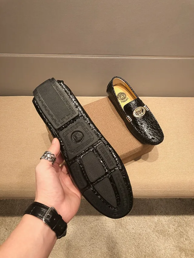 Versace Chain Reaction Mocassins pretos com textura de cocodrilo e Medusa dourada 5