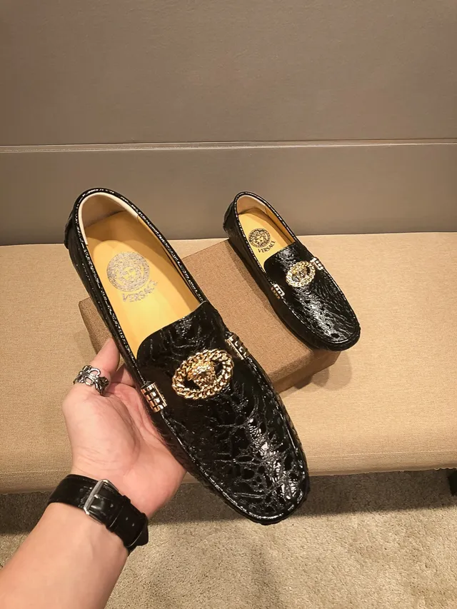 Versace Chain Reaction Mocassins pretos com textura de cocodrilo e Medusa dourada 6