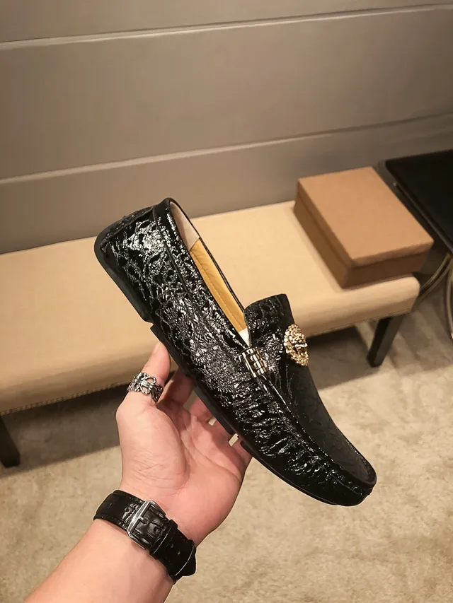 Versace Chain Reaction Mocassins pretos com textura de cocodrilo e Medusa dourada 7