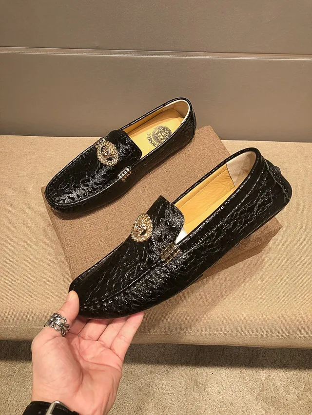 Versace Chain Reaction Mocassins pretos com textura de cocodrilo e Medusa dourada 8