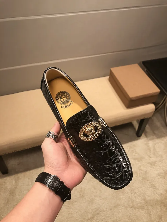 Versace Chain Reaction Mocassins pretos com textura de cocodrilo e Medusa dourada 9