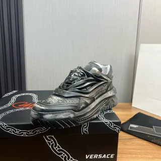 Versace Chain Reaction डिस्ट्रेस्ड मेटालिक काला चंकी स्नीकर