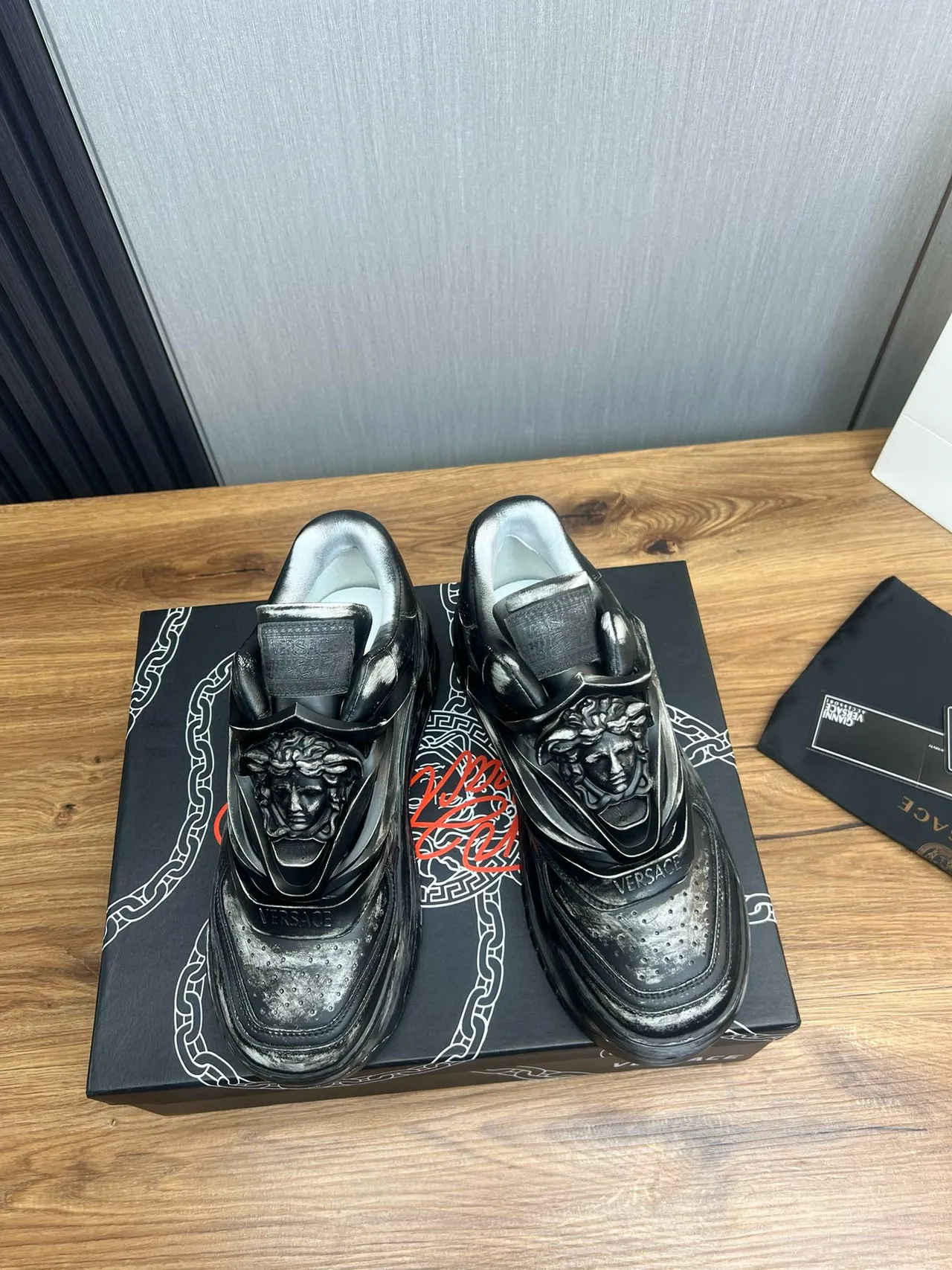 Versace Chain Reaction 磨损金属黑色厚底运动鞋 2