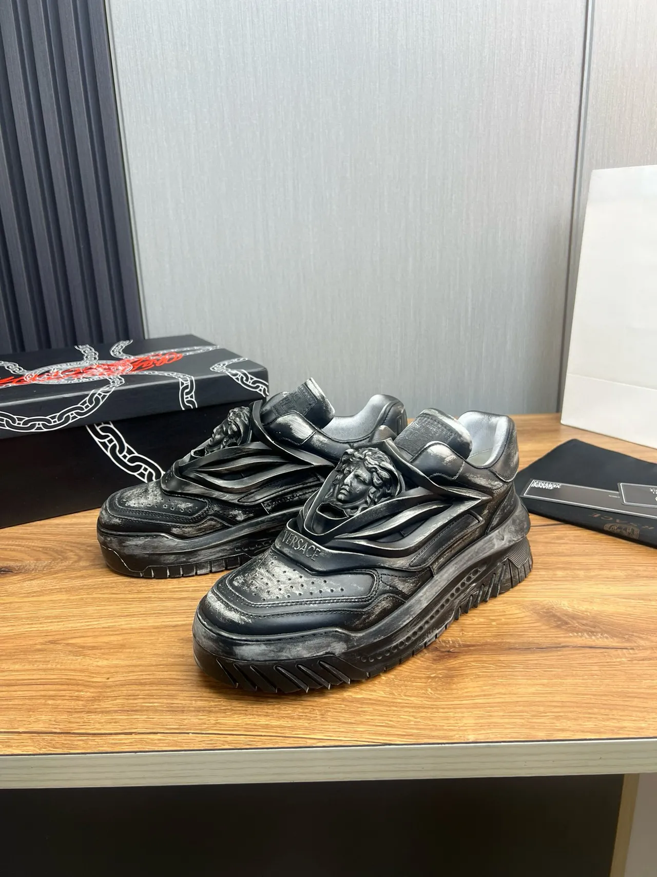 Versace Chain Reaction 磨损金属黑色厚底运动鞋 3