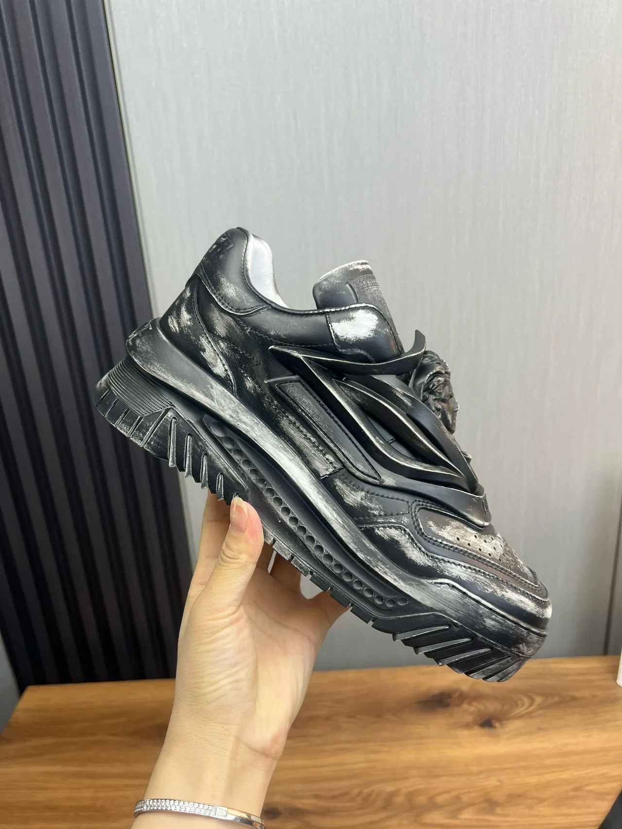 Versace Chain Reaction 磨损金属黑色厚底运动鞋 4