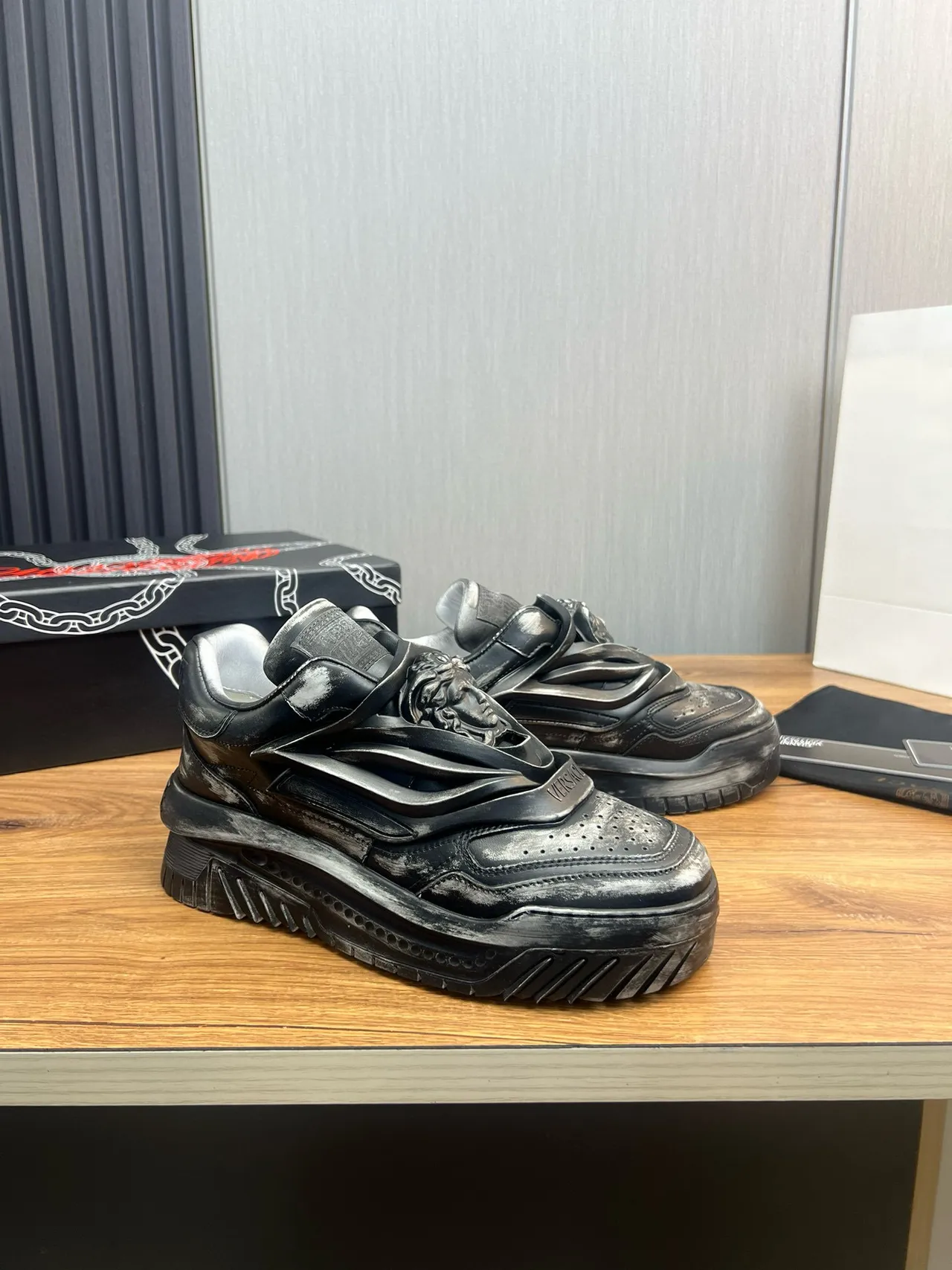 Versace Chain Reaction 磨损金属黑色厚底运动鞋 5
