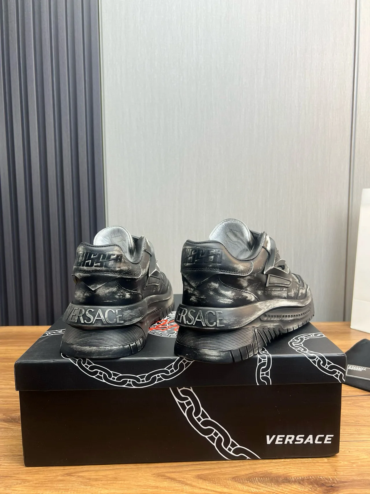 Versace Chain Reaction 磨损金属黑色厚底运动鞋 6