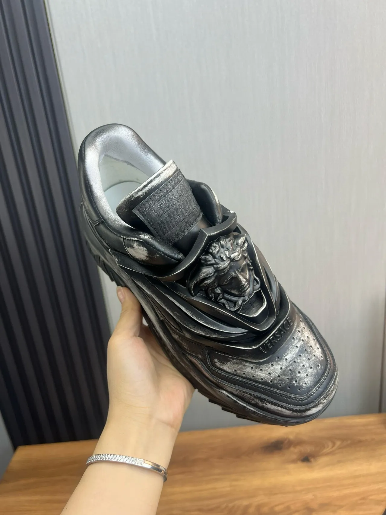 Versace Chain Reaction 磨损金属黑色厚底运动鞋 7