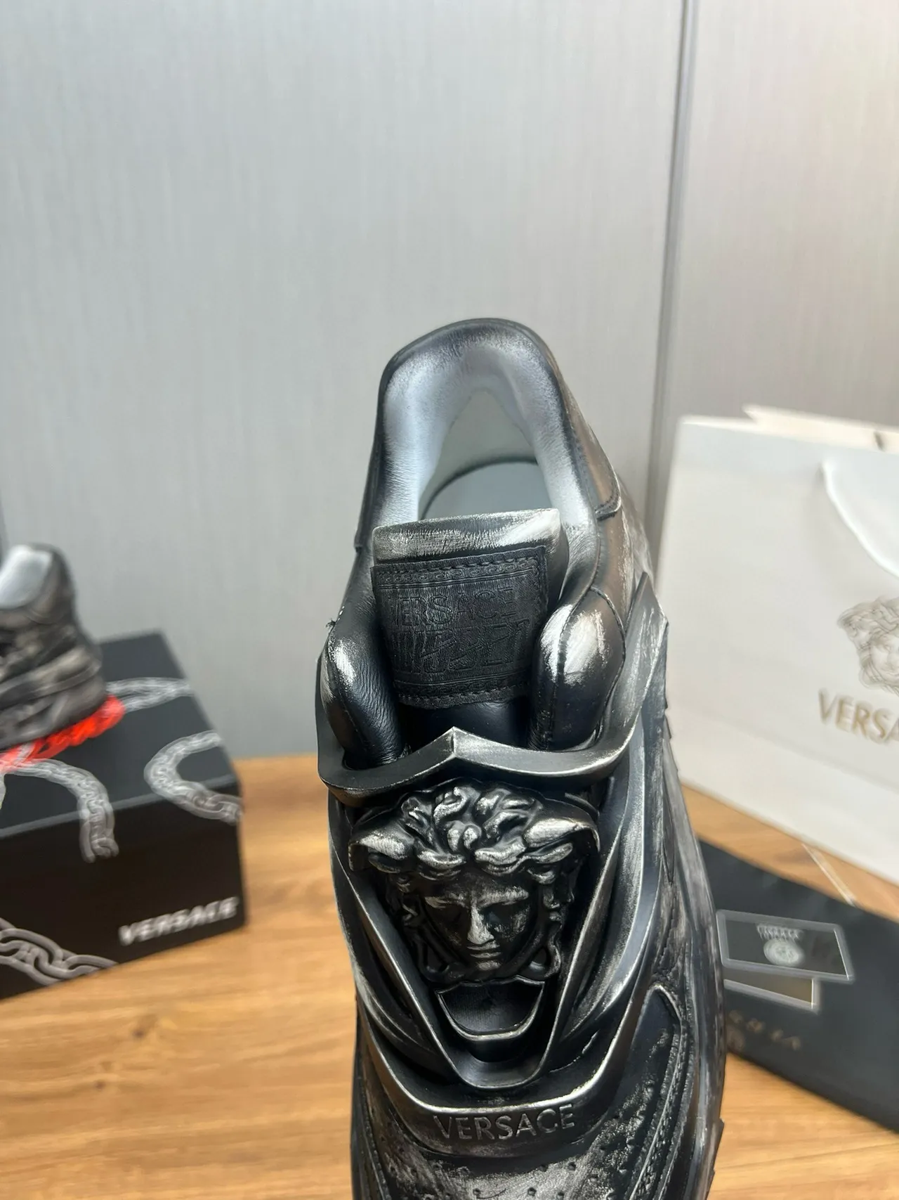 Versace Chain Reaction 磨损金属黑色厚底运动鞋 8