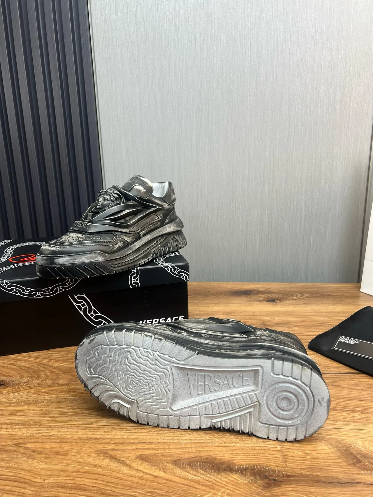 Versace Chain Reaction 磨损金属黑色厚底运动鞋 9