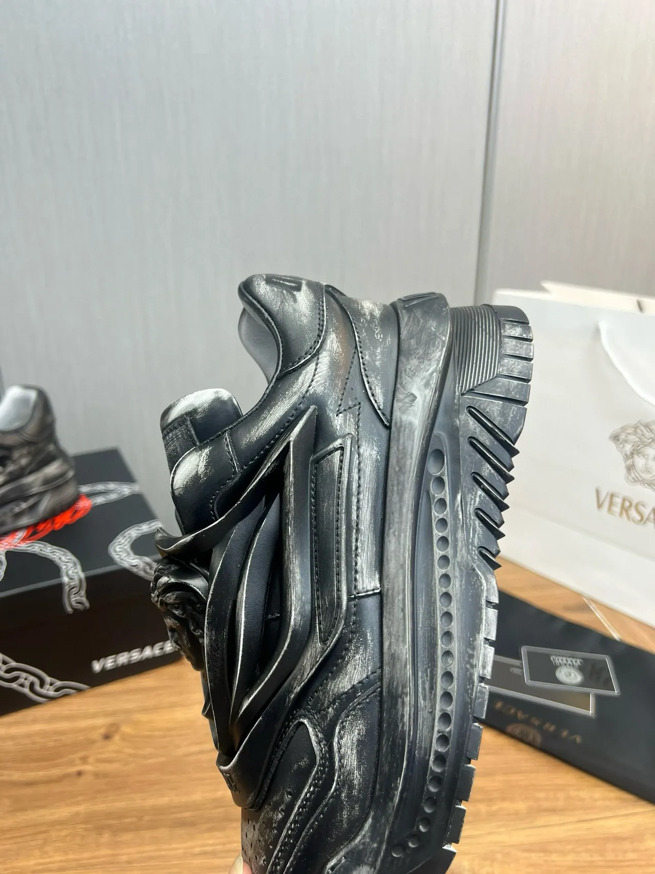 Versace Chain Reaction 磨损金属黑色厚底运动鞋 10