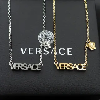 Versace Chain Reaction Lettering और मेड्यूसा हेड नेकलेस
