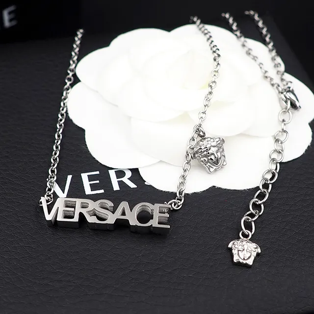 Versace Chain Reaction Lettering और मेड्यूसा हेड नेकलेस 2