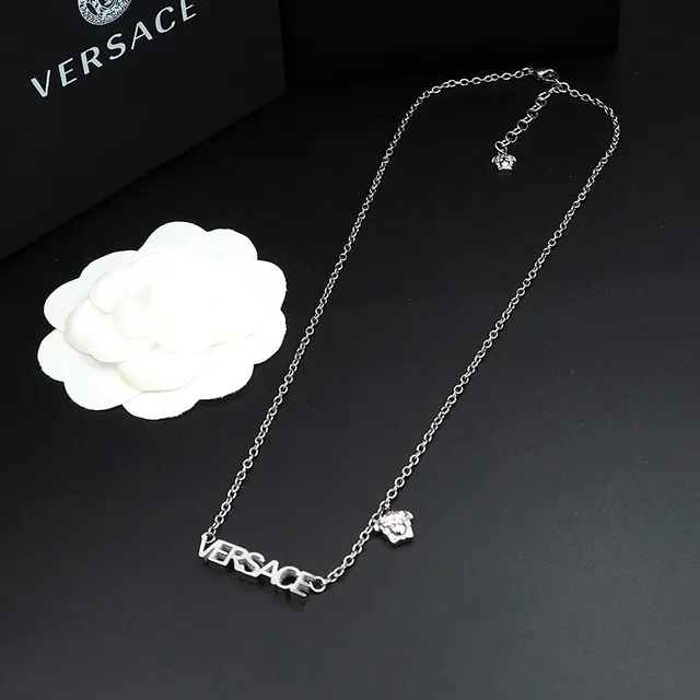 Versace Chain Reaction Lettering और मेड्यूसा हेड नेकलेस 3