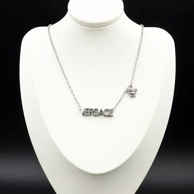 Versace Chain Reaction Lettering और मेड्यूसा हेड नेकलेस 4