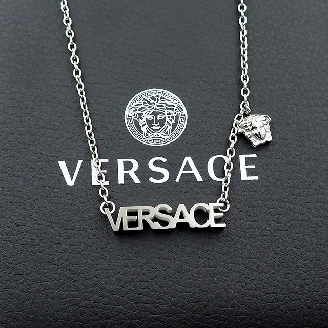 Versace Chain Reaction Lettering और मेड्यूसा हेड नेकलेस 5