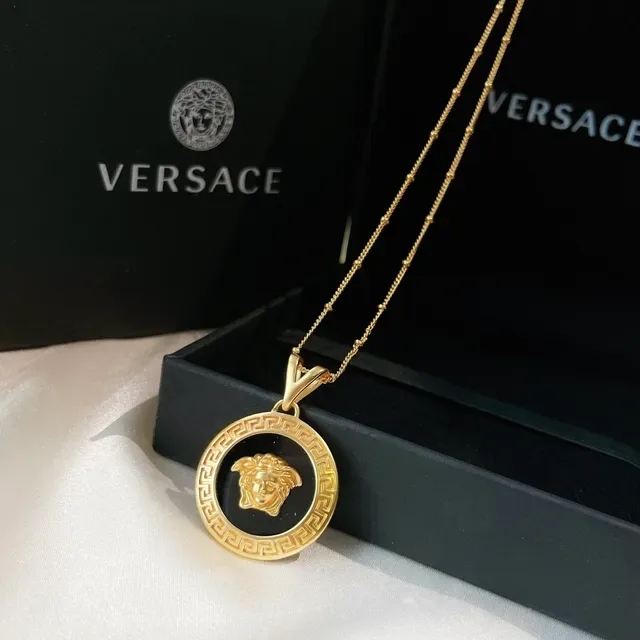 Versace قلادة معدنية بميدالية دائرية ذهبية وسوداء 2