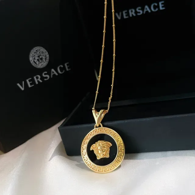 Versace قلادة معدنية بميدالية دائرية ذهبية وسوداء 3