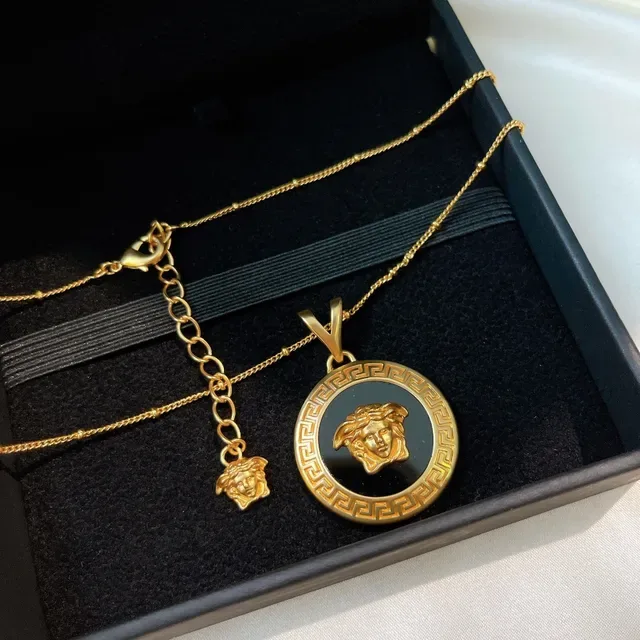Versace قلادة معدنية بميدالية دائرية ذهبية وسوداء 4