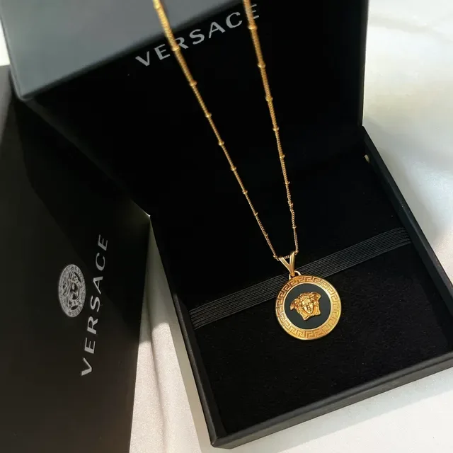 Versace قلادة معدنية بميدالية دائرية ذهبية وسوداء 5
