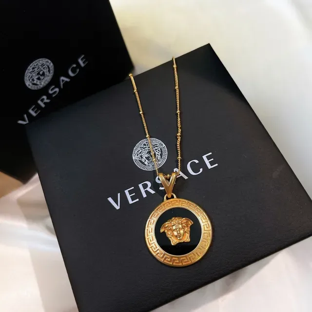 Versace قلادة معدنية بميدالية دائرية ذهبية وسوداء 6