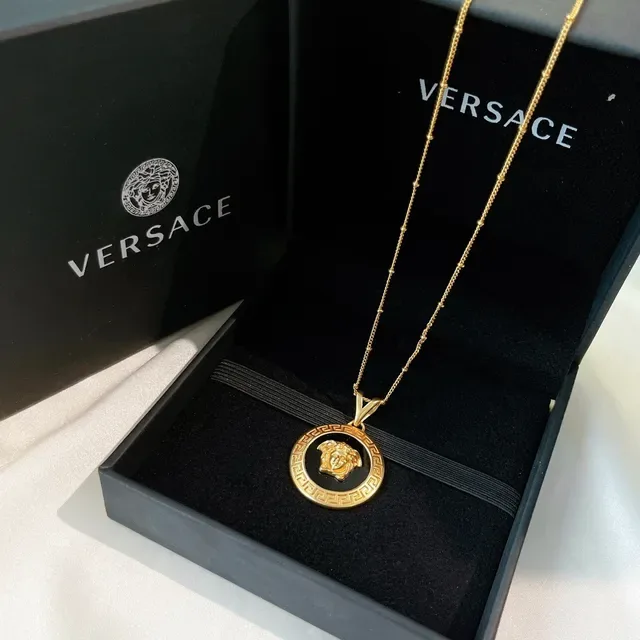 Versace قلادة معدنية بميدالية دائرية ذهبية وسوداء 7