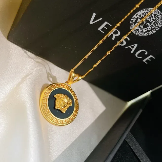 Versace قلادة معدنية بميدالية دائرية ذهبية وسوداء 8