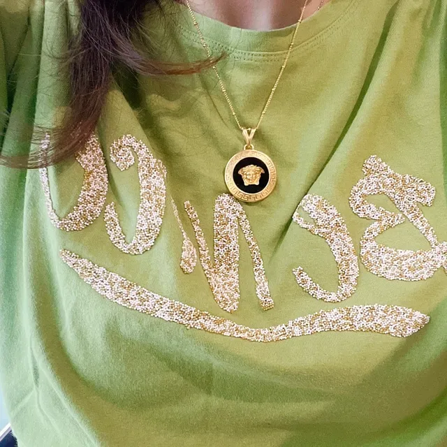 Versace قلادة معدنية بميدالية دائرية ذهبية وسوداء 9