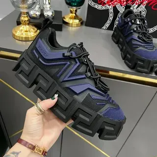 Versace Greca Odissea काली और नेवी चंकी स्नीकर्स