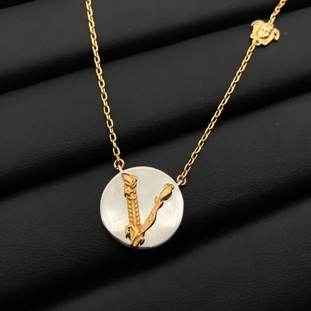 Versace Iconic Medusa & V Collection قلادة سلسلة ذهبية 3