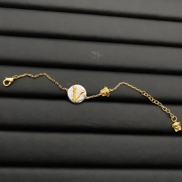 Versace Iconic Medusa & V Collection قلادة سلسلة ذهبية 4
