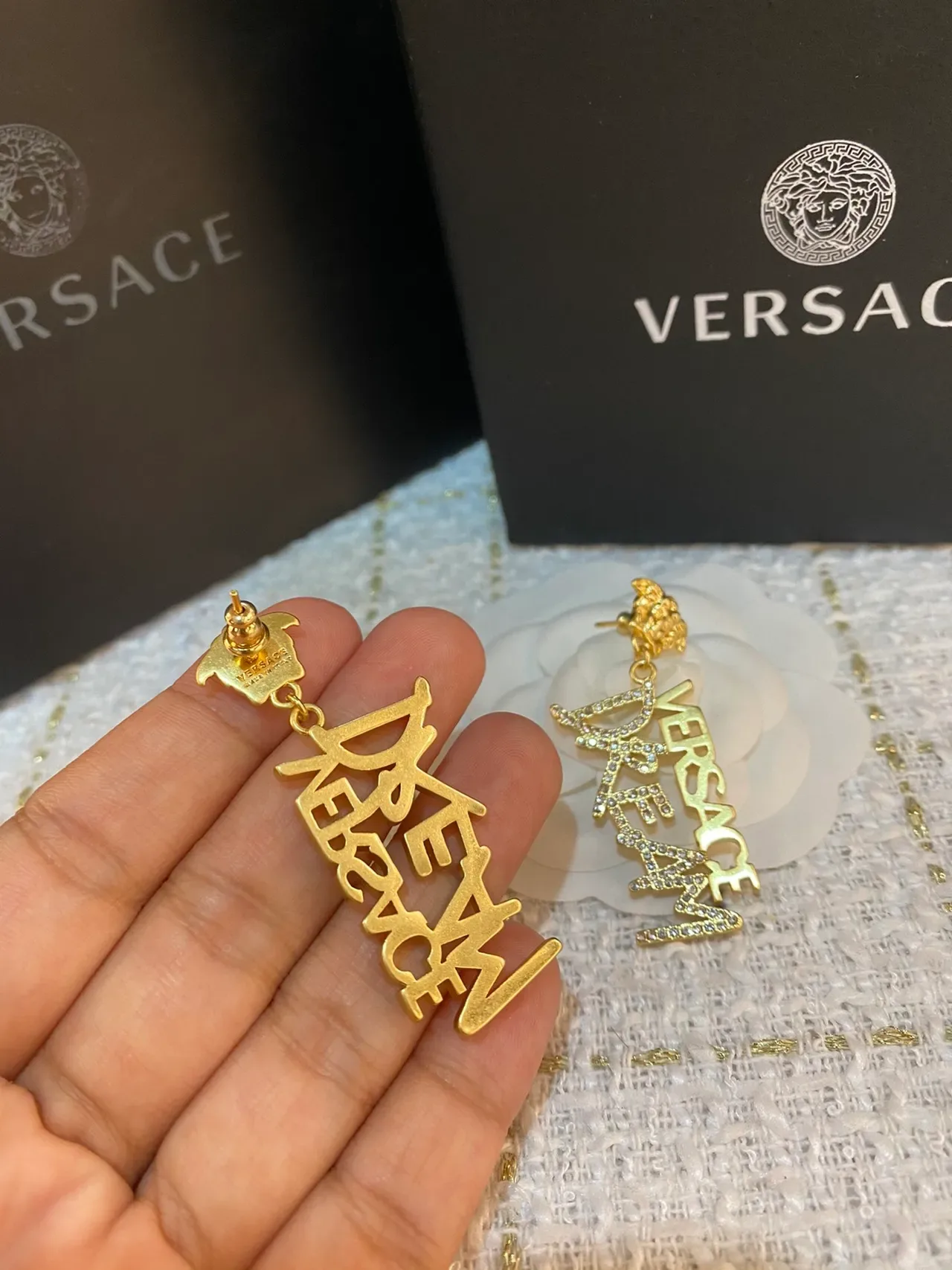 Versace Logo Lettering Medusa Head Boucles d'oreilles 6