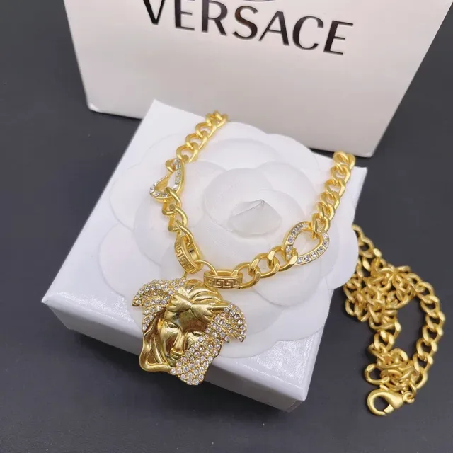 Versace Medusa قلادة سلسلة مزينة بالكريستال باللون الذهبي 2