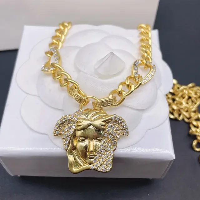 Versace Medusa قلادة سلسلة مزينة بالكريستال باللون الذهبي 3