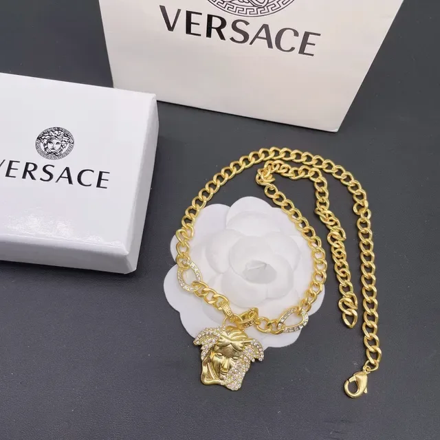Versace Medusa قلادة سلسلة مزينة بالكريستال باللون الذهبي 4