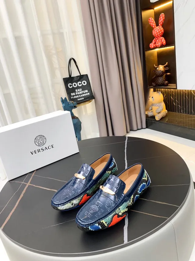 Versace नेवी मल्टीकलर पेटेंट लेदर Python-Print साइड पैनल लोअफर 1