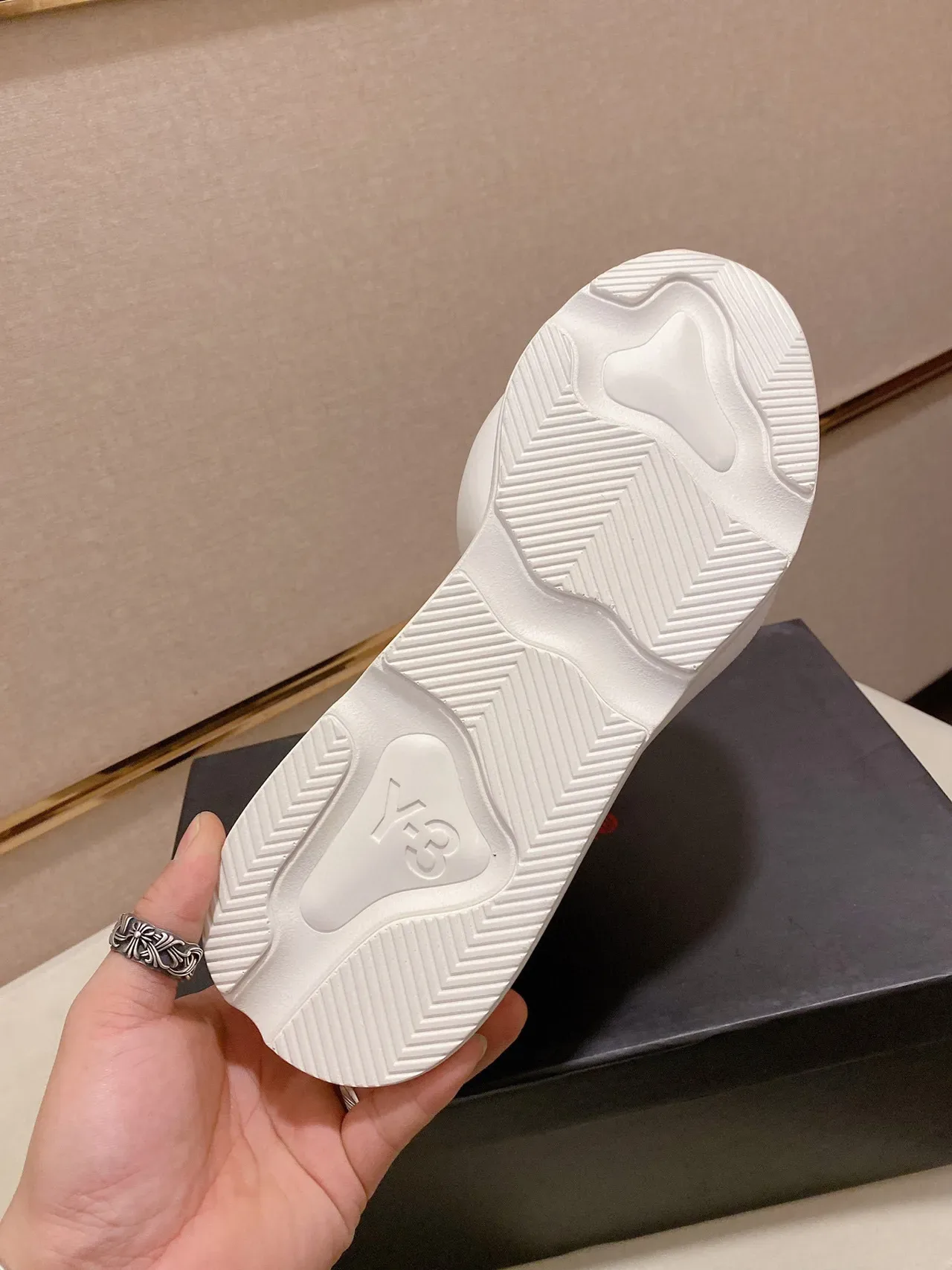 Y-3 Give Me Love Noir Blanc Rouge sneakers lifestyle 2