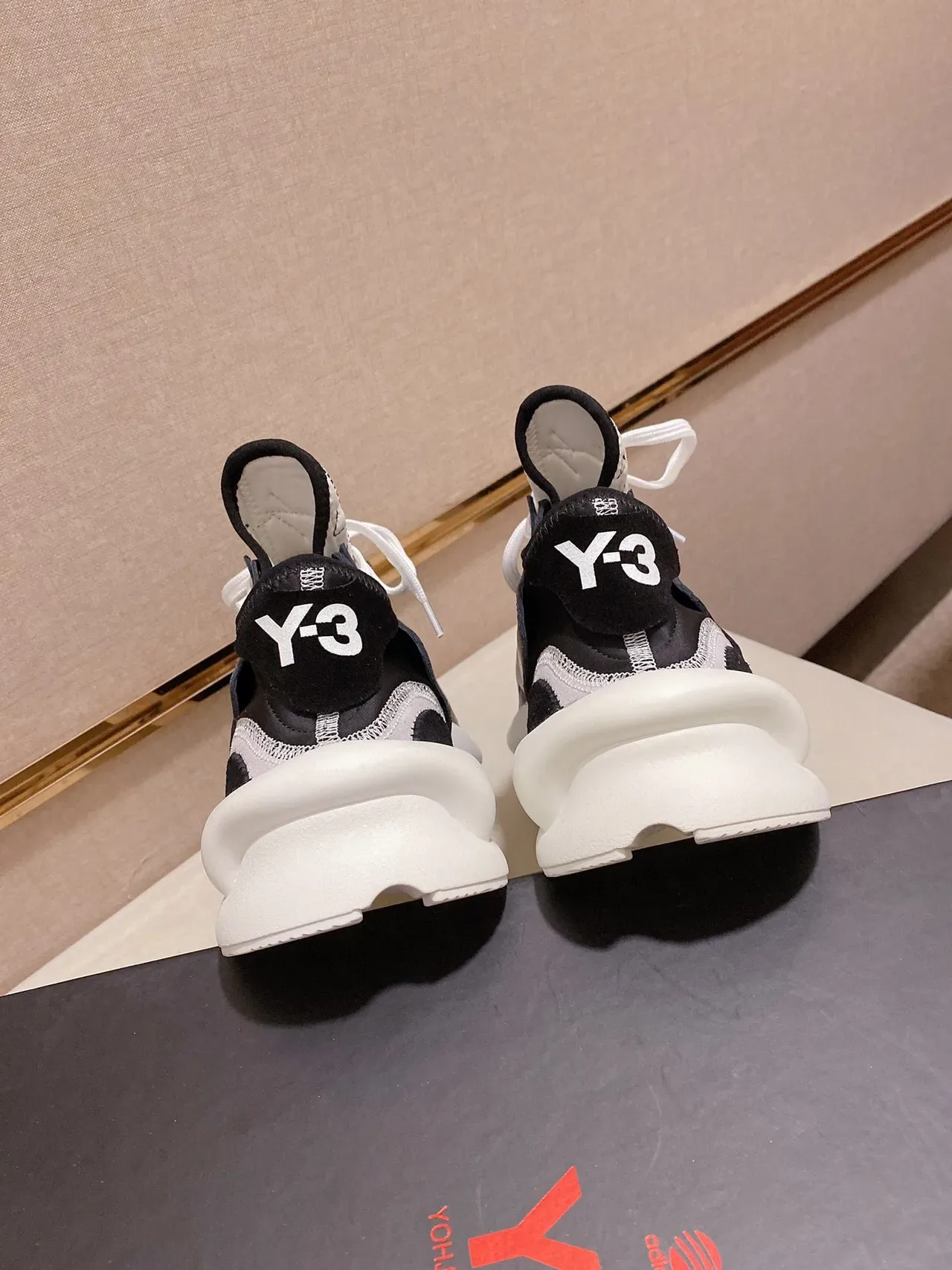 Y-3 Kaiwa Sneakers Lifestyle Noir et Blanc 2