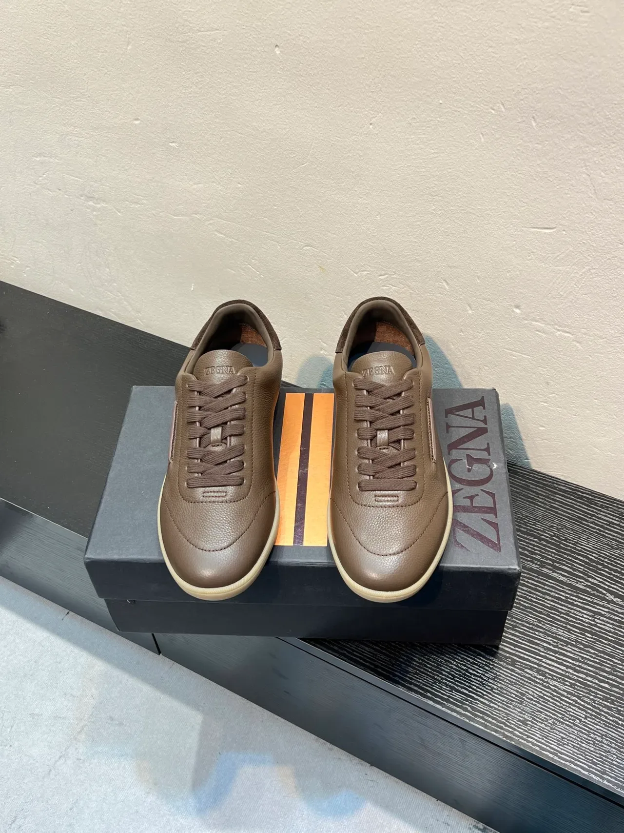 Zegna Sneaker en cuir marron grainé style de vie 2