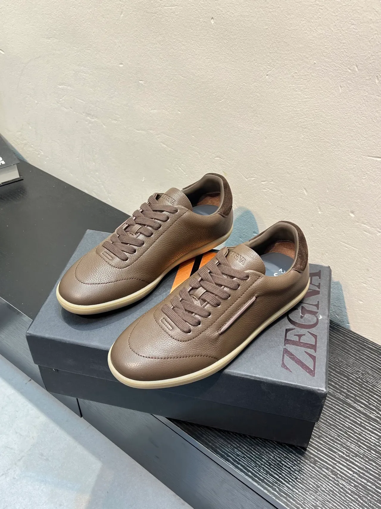 Zegna Sneaker en cuir marron grainé style de vie 3