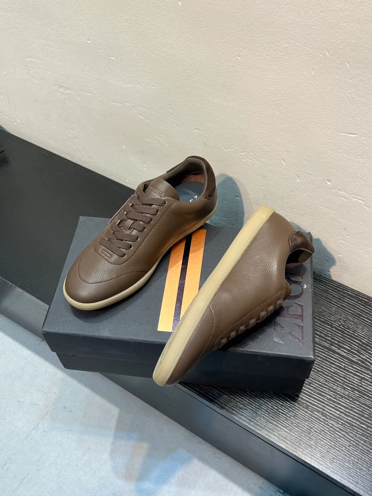 Zegna Sneaker en cuir marron grainé style de vie 4