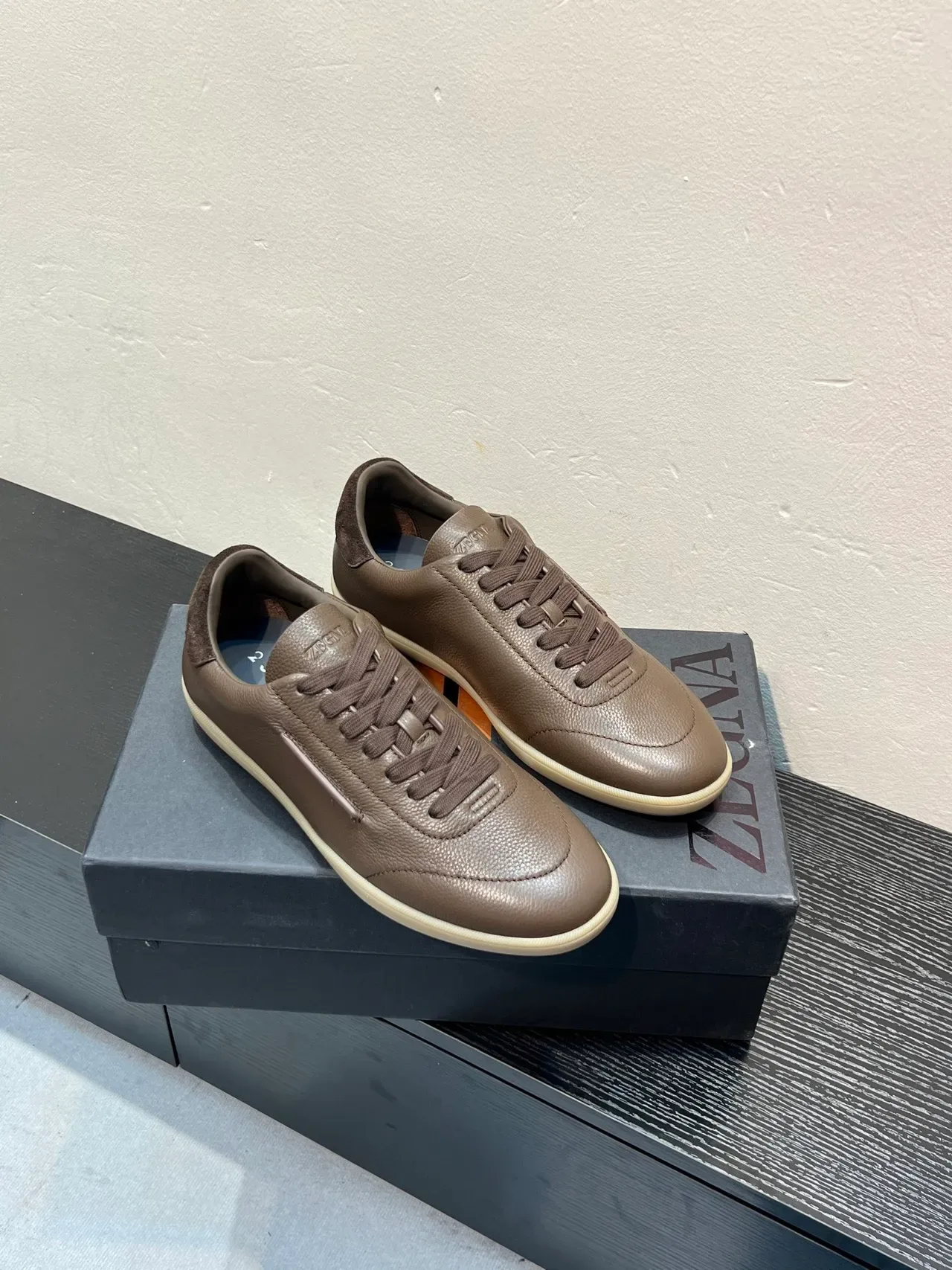 Zegna Sneaker en cuir marron grainé style de vie 5