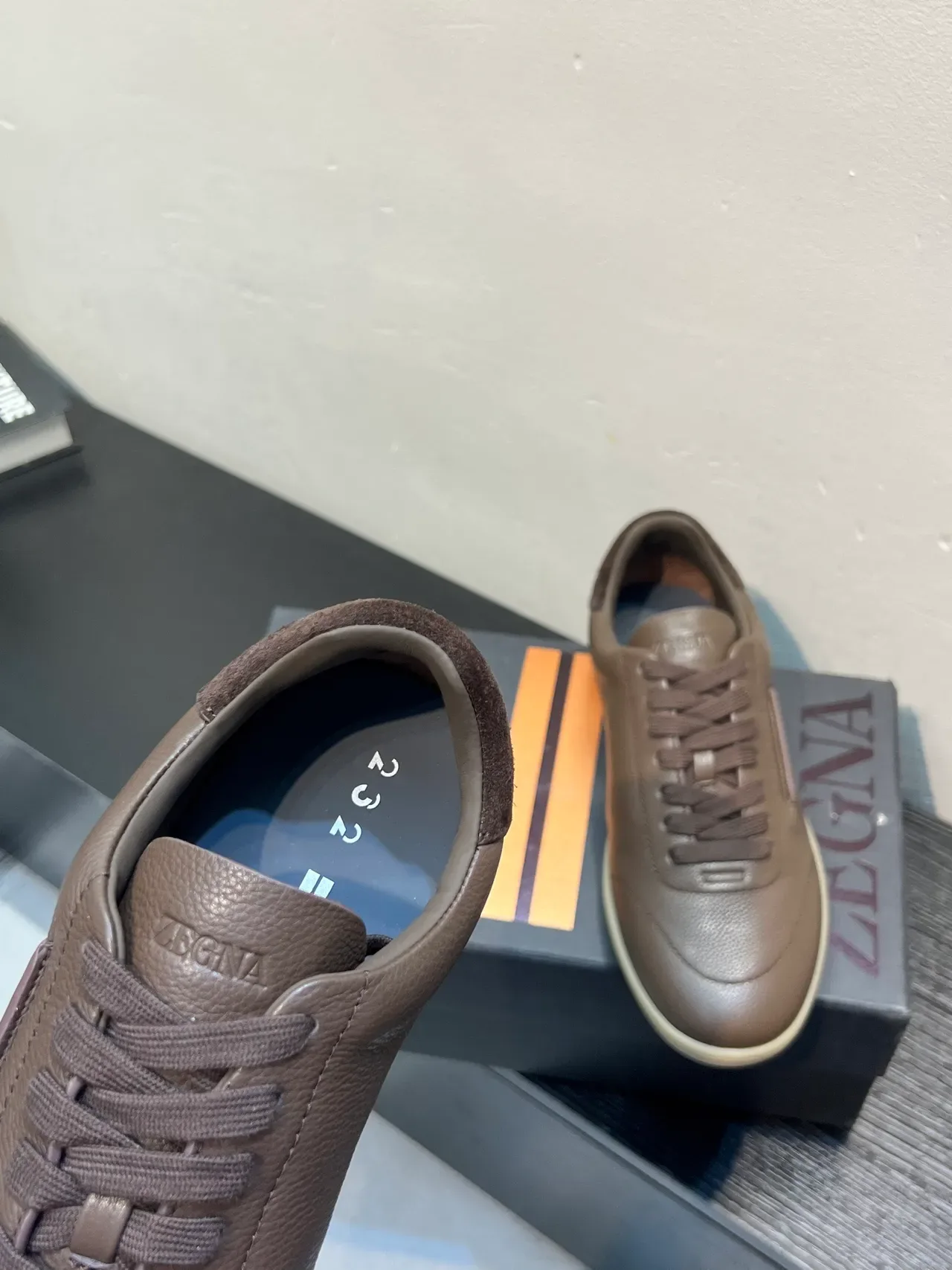 Zegna Sneaker en cuir marron grainé style de vie 7
