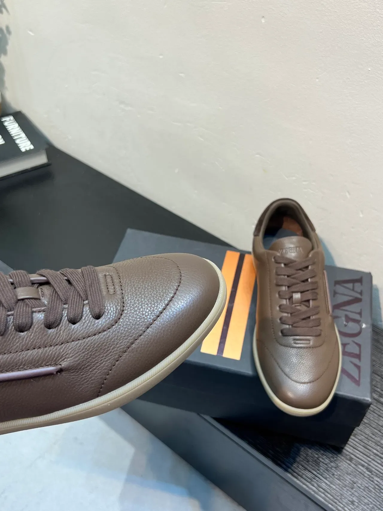 Zegna Sneaker en cuir marron grainé style de vie 8